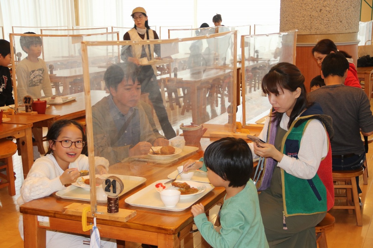 昼食の様子です。メンチカツカレーを食べています。